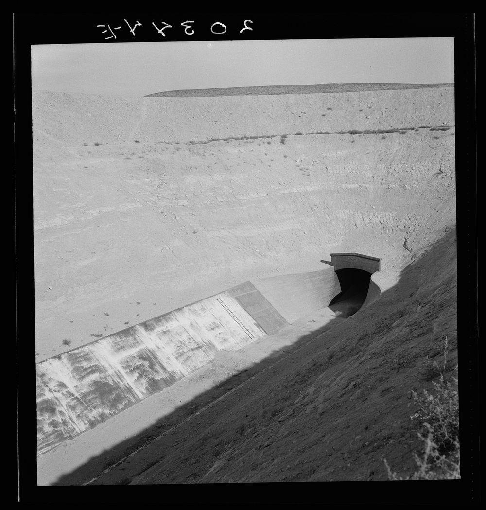 [Untitled photo, possibly related to: Washington, Yakima County, Roza Irrigation Canal. Sides concrete, lined by machine.…