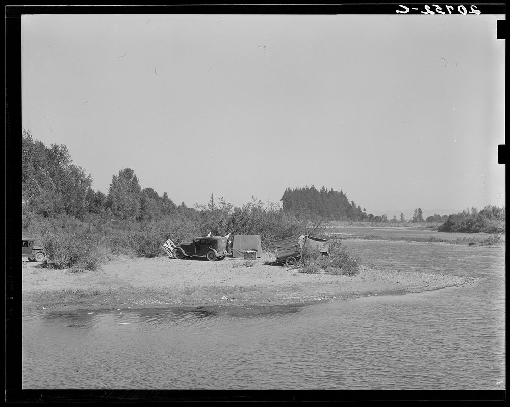 Camp of migrant hop pickers on bank of Williamette River. Polk County, Oregon. Sourced from the Library of Congress.