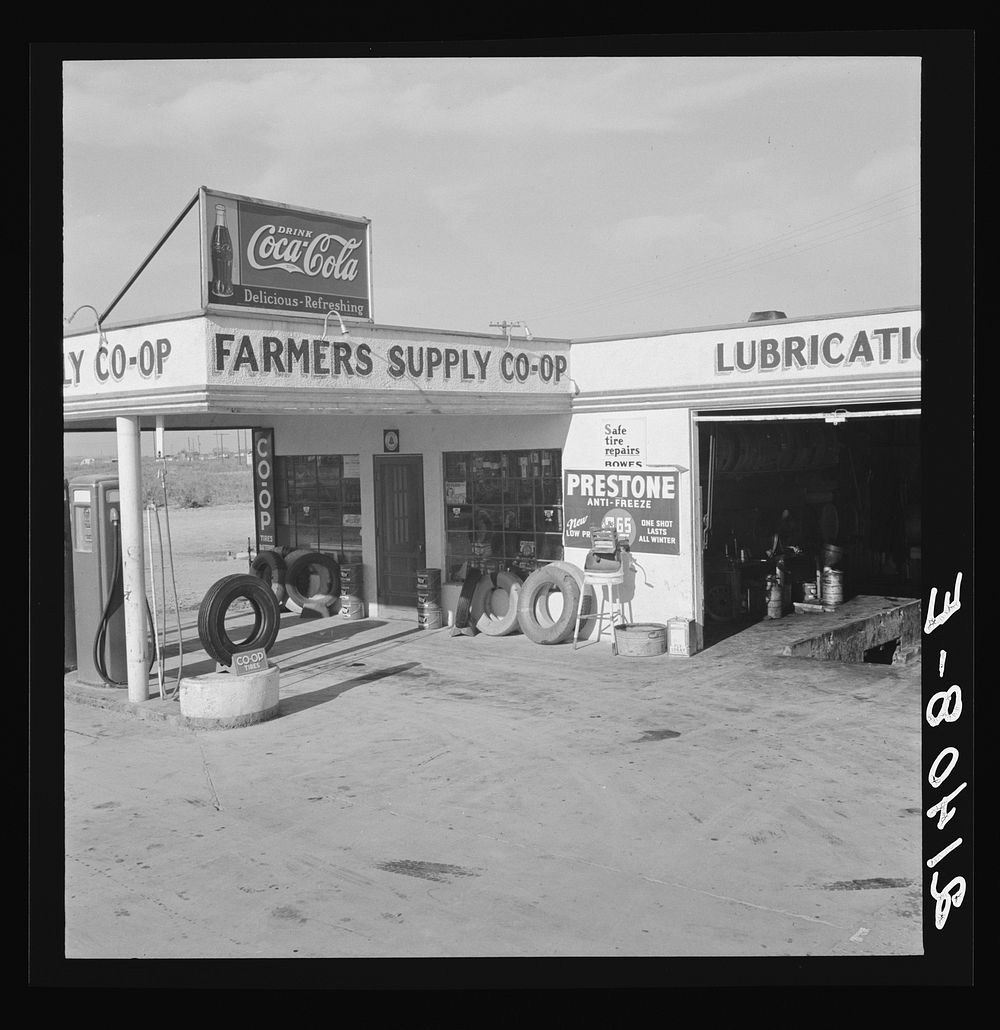 [Untitled photo, possibly related to: Farmers' supply co-op. Nyssa, Malheur County, Oregon. See general caption number 70].…
