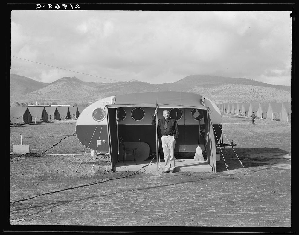 The camp manager, the office trailer and view of mobile camp (FSA - Farm Security Administration). Merrill, Klamath County…