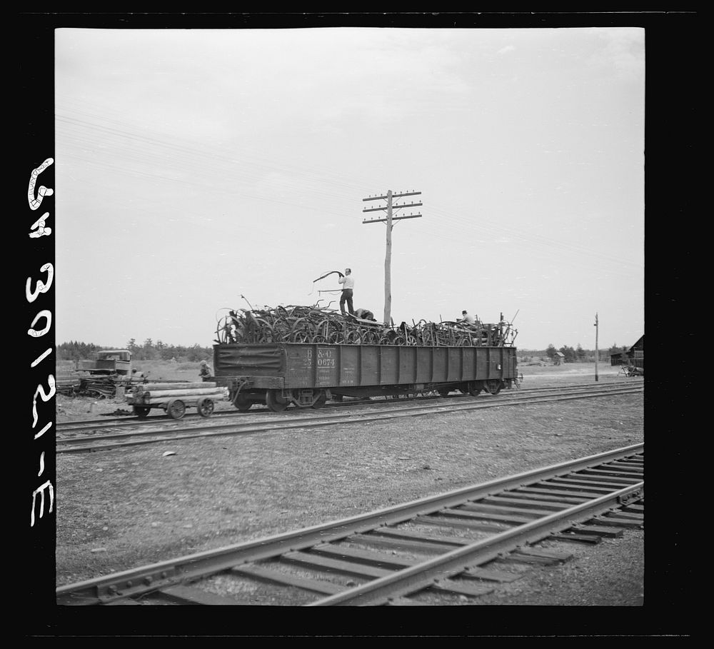 [Untitled photo, possibly related to: Loading scrap iron into railroad cars. Millville, Wisconsin] by Russell Lee