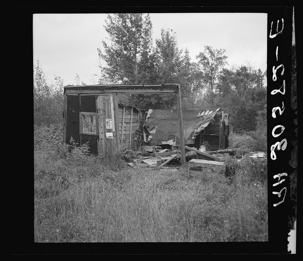 [Untitled photo, possibly related to: Old slot machine in former saloon. Craigville, Minnesota] by Russell Lee
