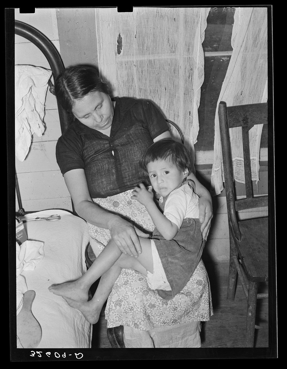 [Untitled photo, possibly related to: Mexican mother and child. San Antonio, Texas] by Russell Lee