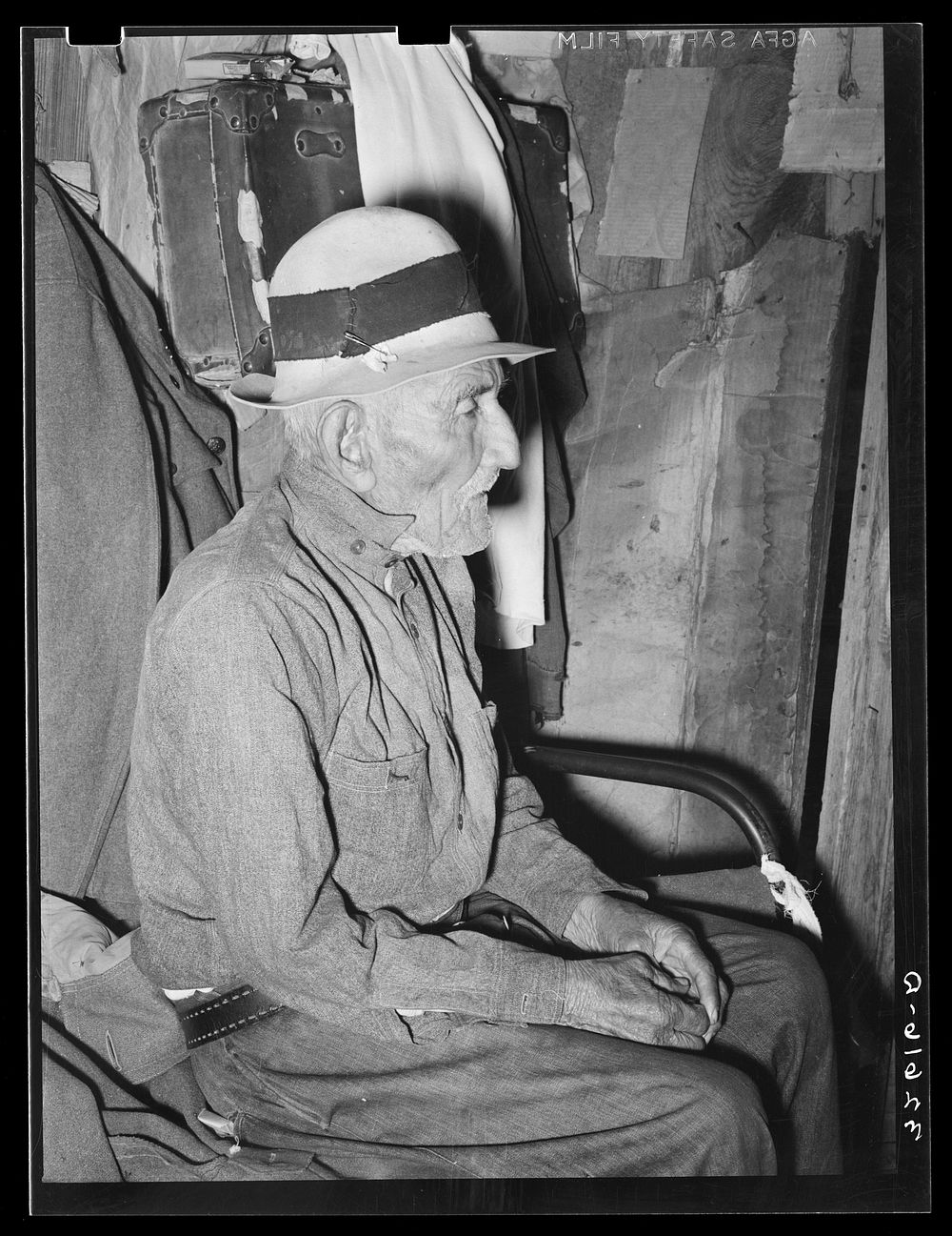 Old Mexican man who lives alone in San Antonio, Texas by Russell Lee