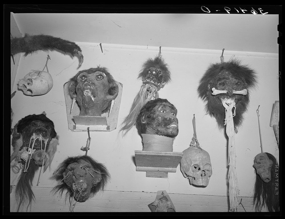 Heads imagined and made by Homer Tate. Safford, Arizona by Russell Lee