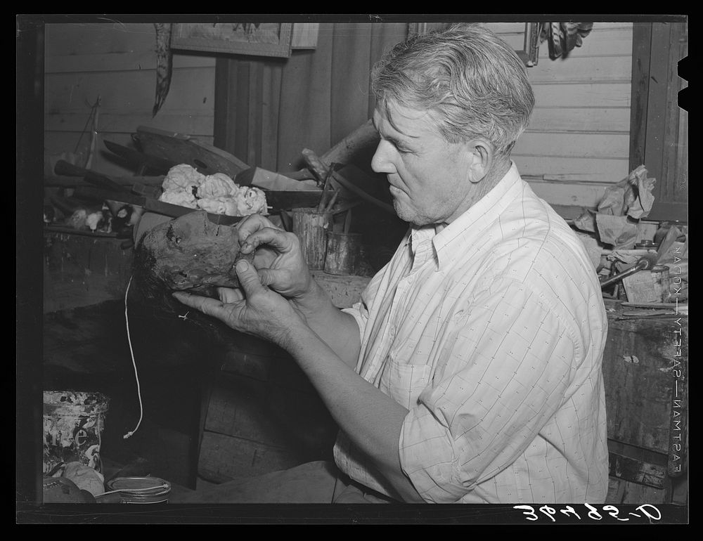 Homer Tate making a papier mache head. Safford, Arizona by Russell Lee