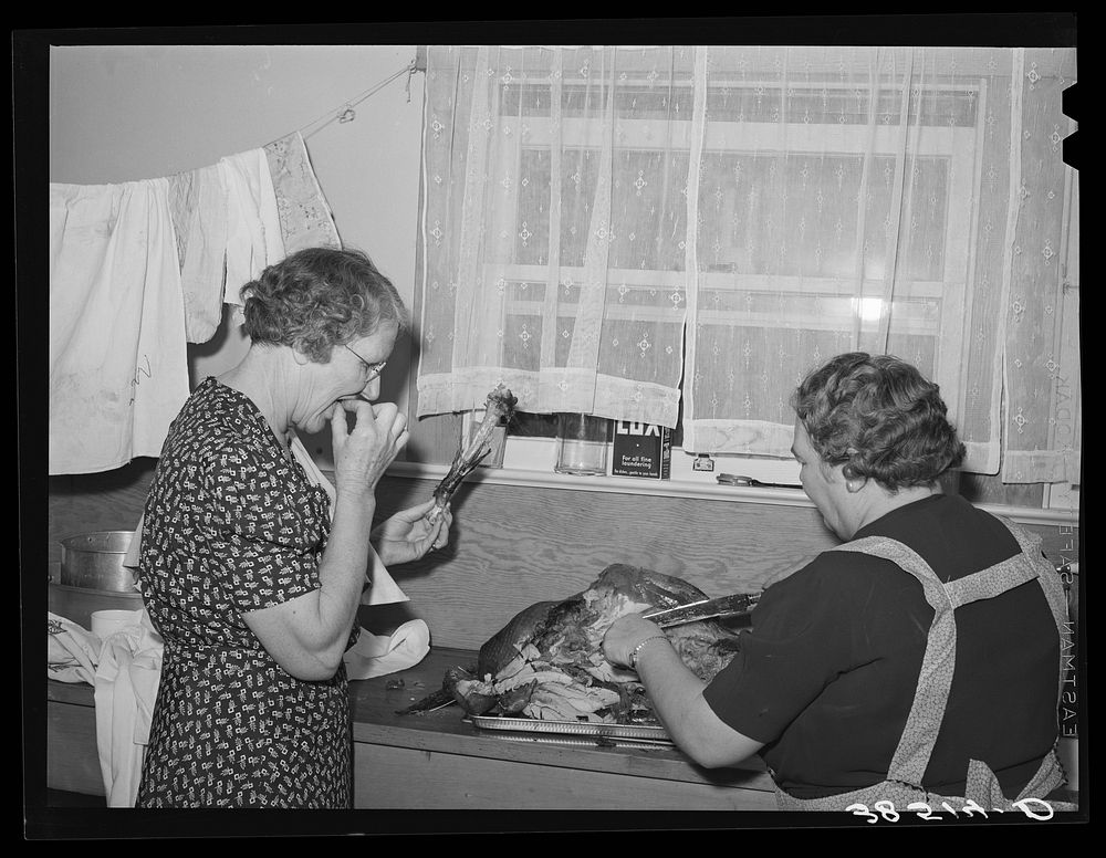 In the kitchen. Dinner of the Loomis Fruit Association. Loomis, Placer County, California by Russell Lee