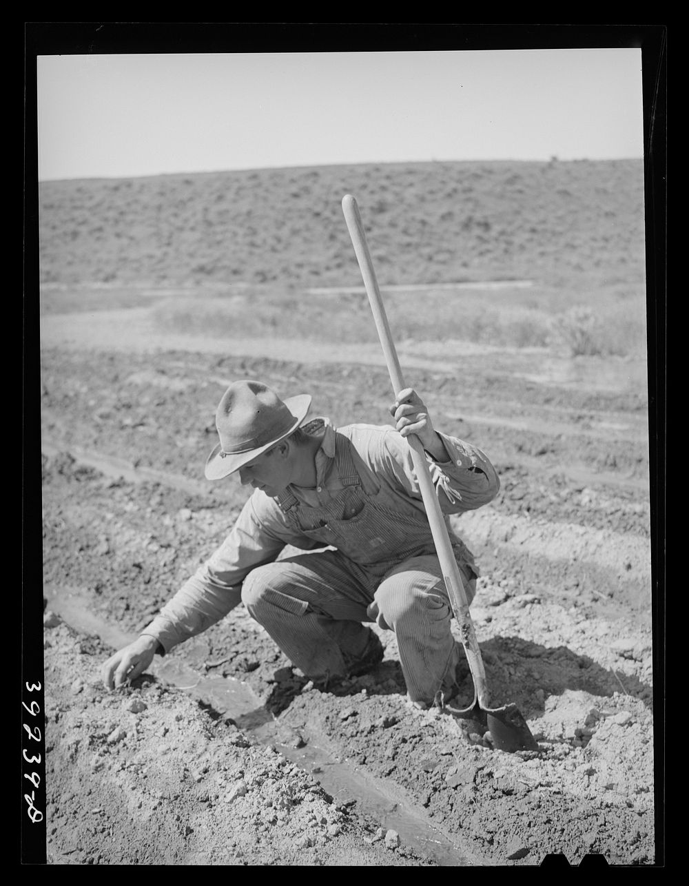 [Untitled photo, possibly related to: Newly-arrived farmer on the Vale-Owyhee irrigation project. Malheur County, Oregon] by…