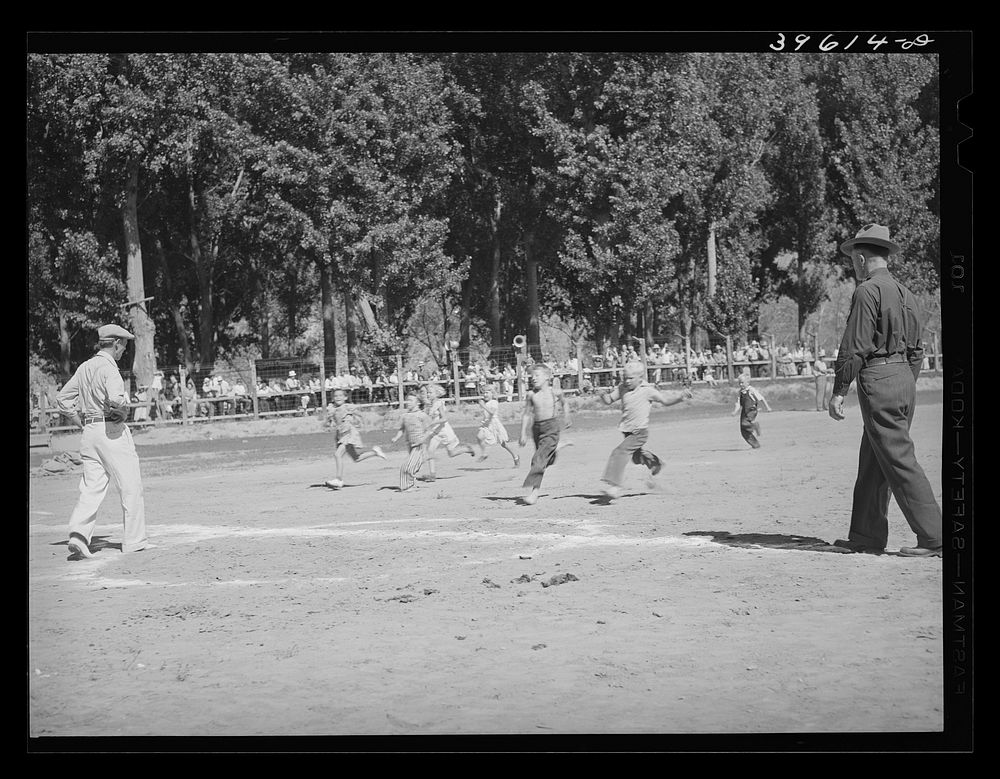 [Untitled photo, possibly related to: Kids tug of war at the Fourth of July celebration at Vale, Oregon] by Russell Lee