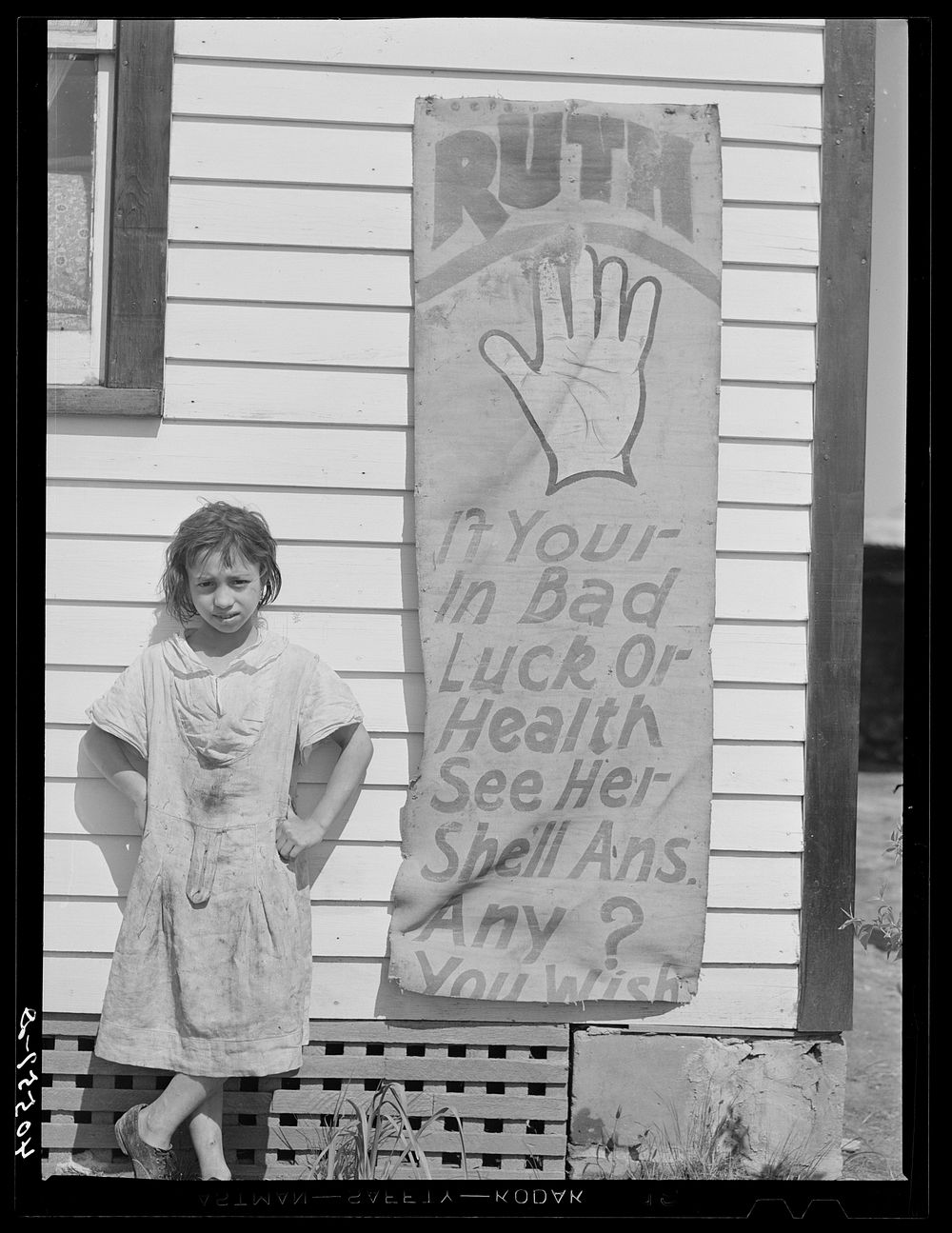 Gypsy girl, five miles south of Salisbury, Maryland. Sourced from the Library of Congress.