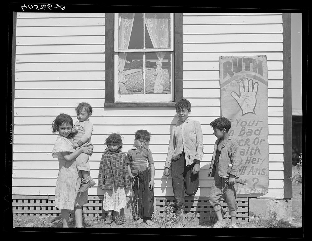 Gypsy children, location U.S. 13 about five miles south of Salisbury, Maryland. Sourced from the Library of Congress.