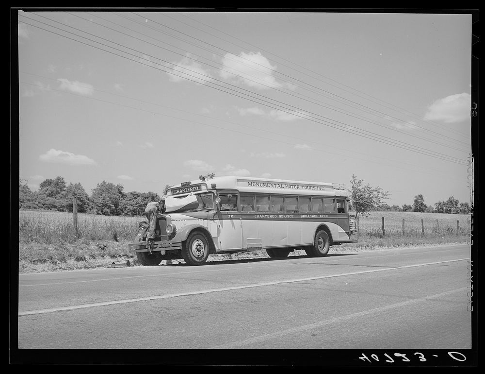 Roadside repairs. U.S. Highway No. 1 between Washington and Baltimore. Sourced from the Library of Congress.