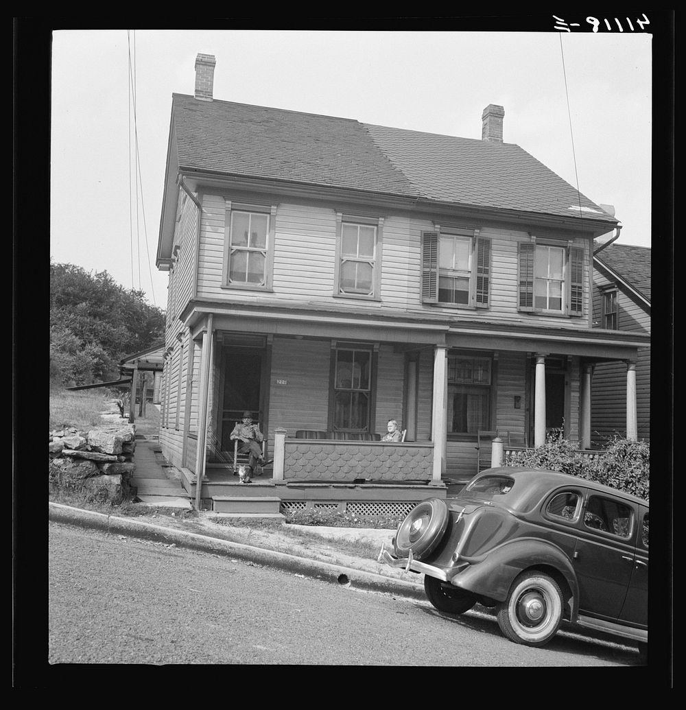 [Untitled photo, possibly related to: Steep street in Upper Mauch Chunk, Pennsylvania]. Sourced from the Library of Congress.