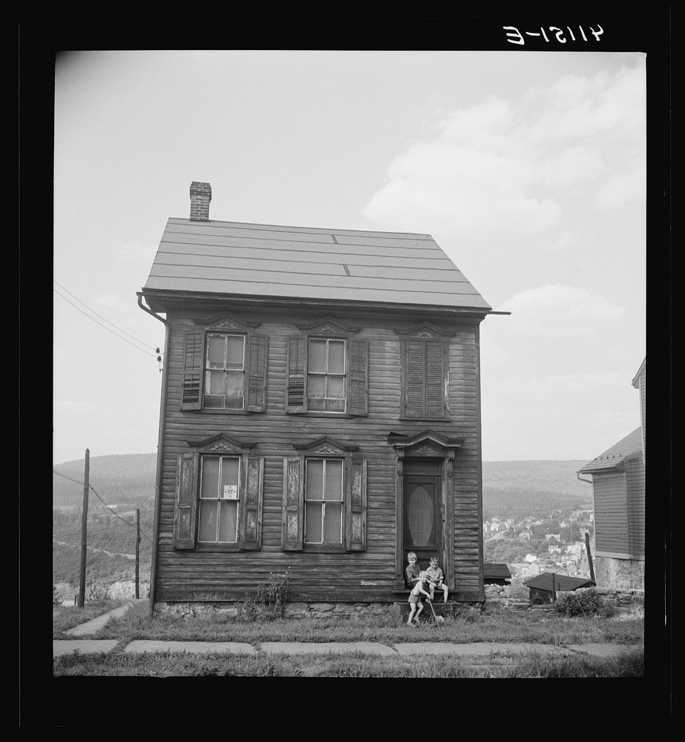 [Untitled photo, possibly related to: Old house in Upper Mauch Chunk, Pennsylvania. In the background is East Mauch Chunk].…