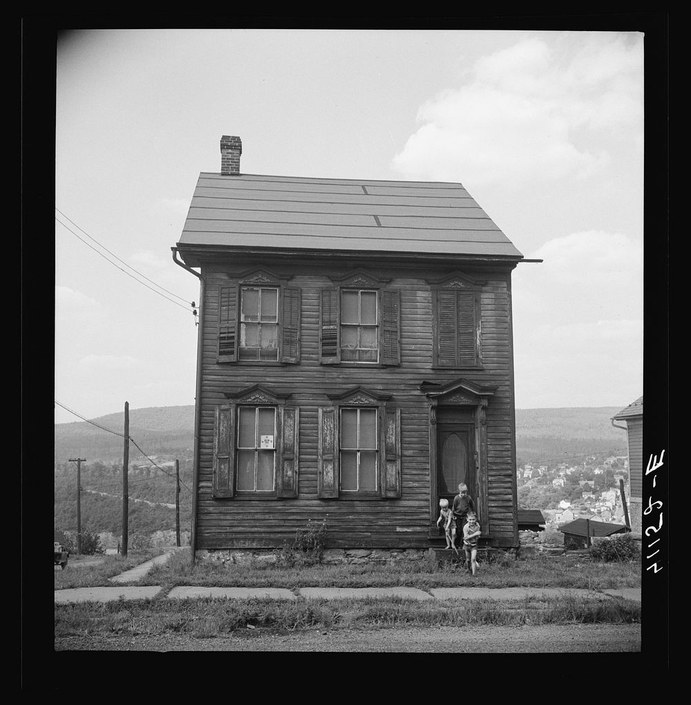 Old house in Upper Mauch Chunk, Pennsylvania. In the background is East Mauch Chunk. Sourced from the Library of Congress.
