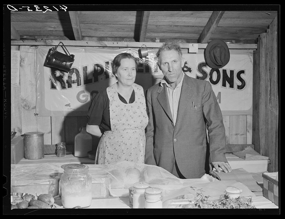 Mr. and Mrs. Ralph Reitz at Tri-County Farmers Co-op Market. Du Bois, Pennsylvania. Sourced from the Library of Congress.