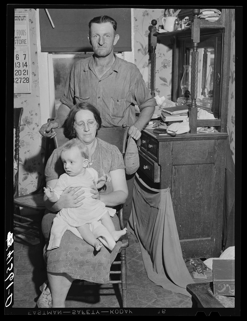 Mr. and Mrs. Colson and one of their children. Tobacco farmers, Suffield, Connecticut. Sourced from the Library of Congress.