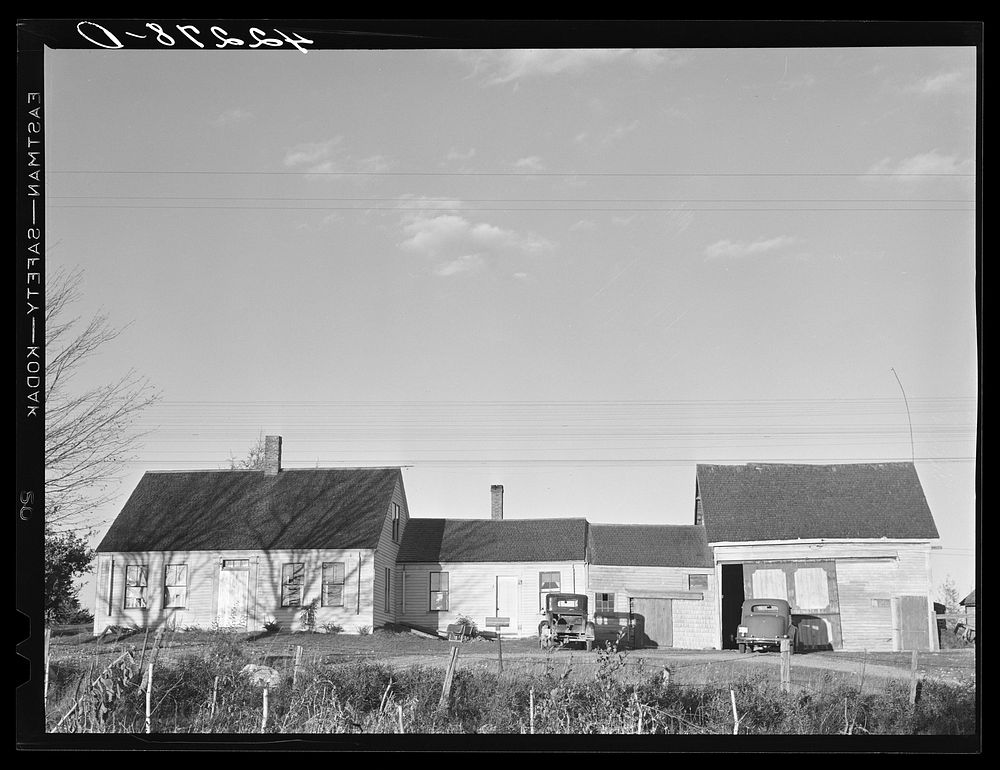 [Untitled photo, possibly related to: Old "strung out" house in Millbridge, Maine]. Sourced from the Library of Congress.