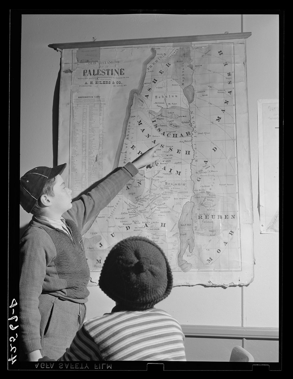 Children in a Hebrew school in Colchester, Connecticut, studying a map of Palestine. Sourced from the Library of Congress.