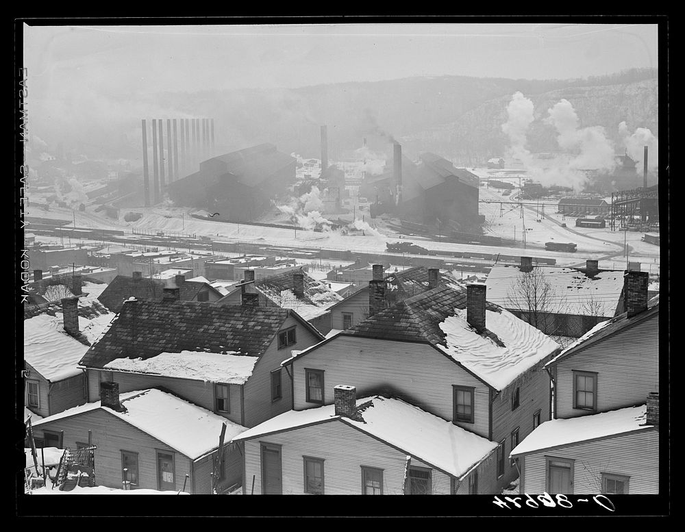 Houses and steel mill in Midland, Pennsylvania. Sourced from the Library of Congress.