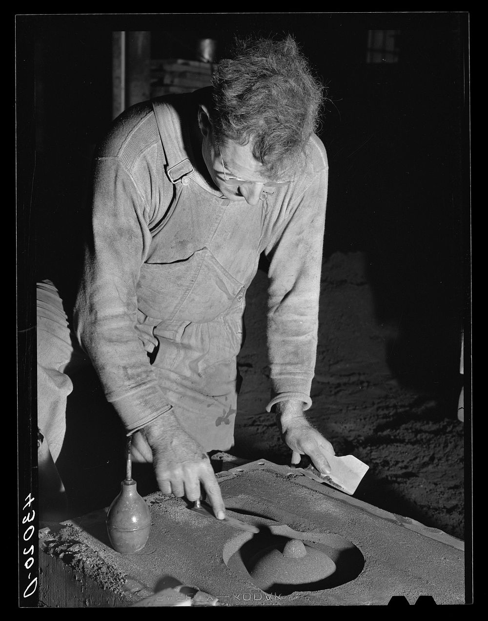 Moulder at Correct Manufacturing Company. Fallston, Pennsylvania. Sourced from the Library of Congress.