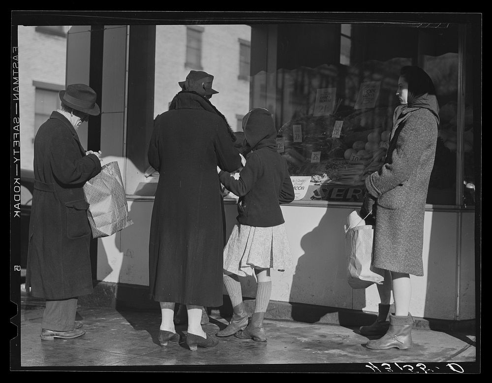 Saturday afternoon shoppers in Beaver Falls, Pennsylvania. Sourced from the Library of Congress.