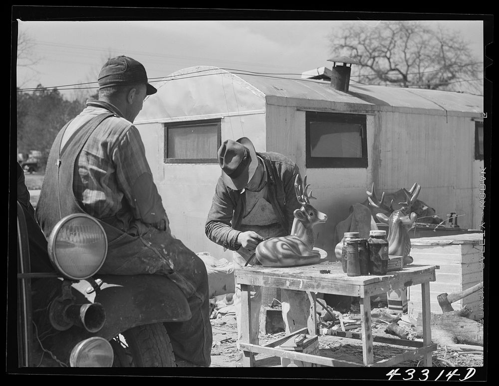 Spraying novelties to be sold along the roadside near Fort Bragg, North Carolina. Sourced from the Library of Congress.