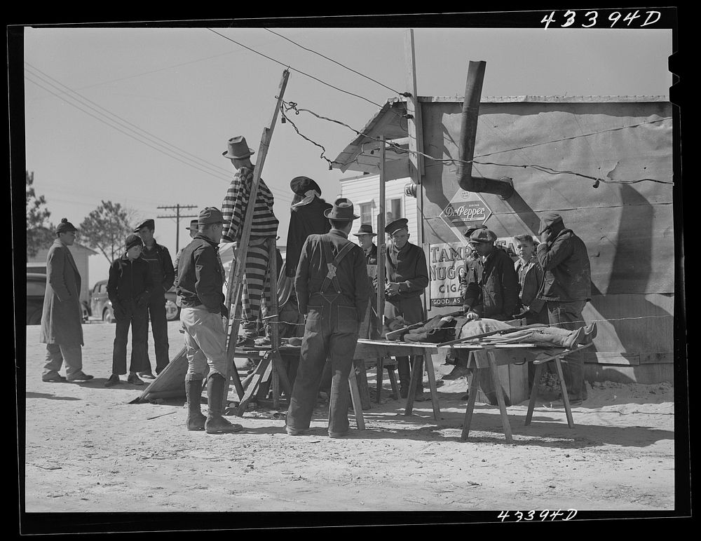 Crowds at the travelling sideshow "crime museum" near Fort Bragg, North Carolina. Sourced from the Library of Congress.