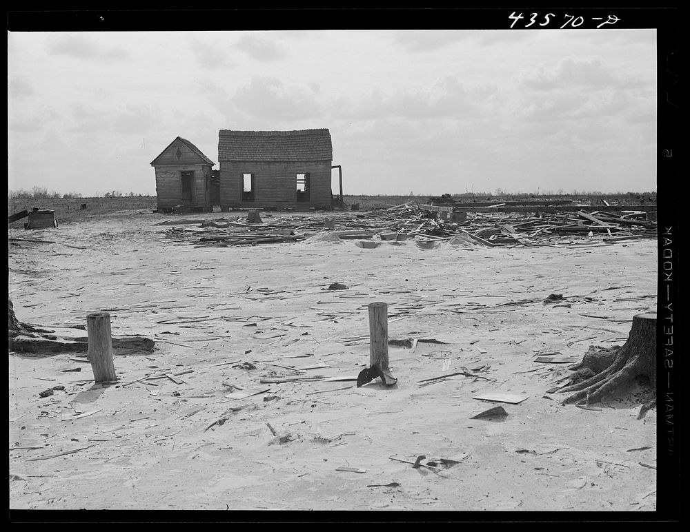 Abandoned house in the Santee-Cooper basin near Moncks Corner, South Carolina. Sourced from the Library of Congress.