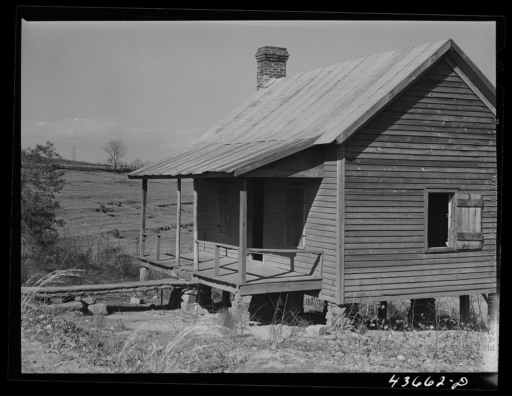 Abandoned farmhouse in the Camp Croft area. Near Whitestone, South Carolina region. Sourced from the Library of Congress.