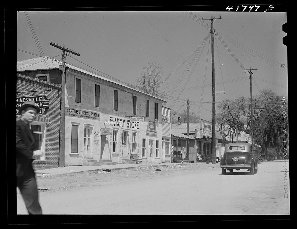 [Untitled photo, possibly related to: Main street in Hinesville, Georgia]. Sourced from the Library of Congress.