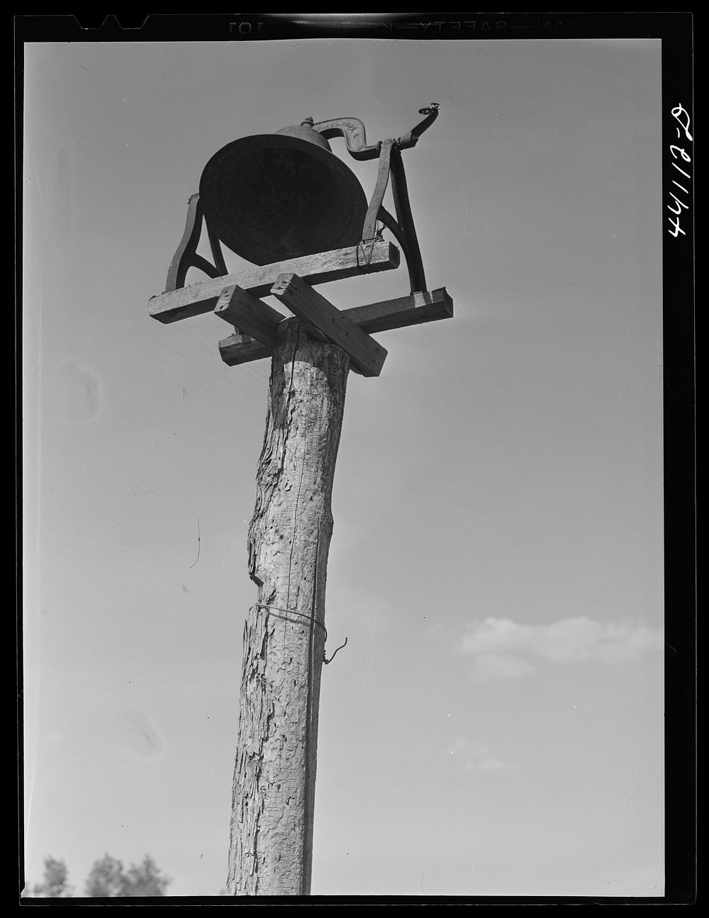 Old plantation bell on a farm in Greene County, Georgia. Sourced from the Library of Congress.