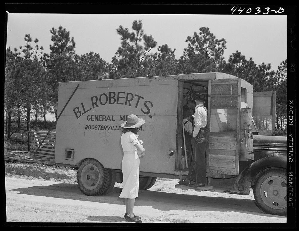 [Untitled photo, possibly related to: Rolling store in Heard County, Georgia]. Sourced from the Library of Congress.