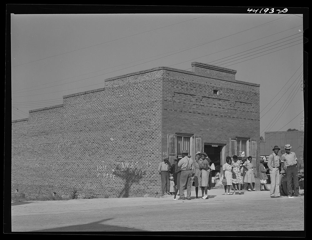 Saturday afternoon shoppers in Siloam. Greene County, Georgia. Sourced from the Library of Congress.