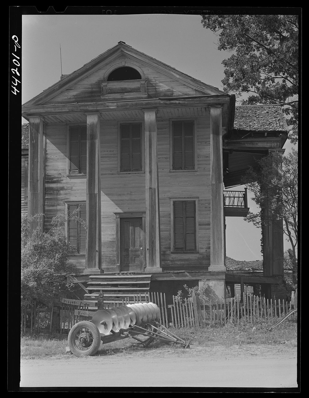 Old plantation home in Penfield, Greene County, Georgia. Sourced from the Library of Congress.