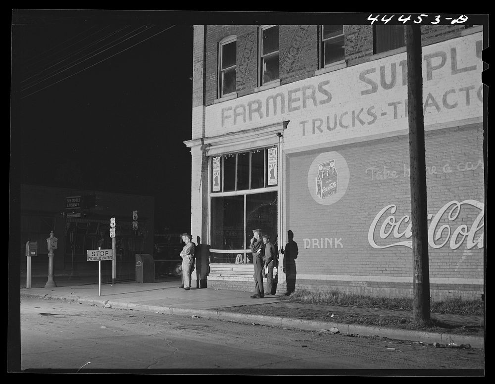 Soldiers from a nearby camp waiting for a bus in Anniston, Alabama. Sourced from the Library of Congress.