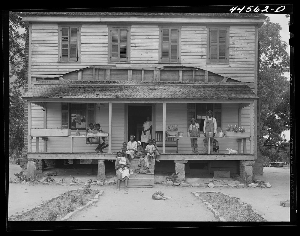 [Untitled photo, possibly related to: An old plantation house now occupied by a  FSA (Farm Security Administration) family.…