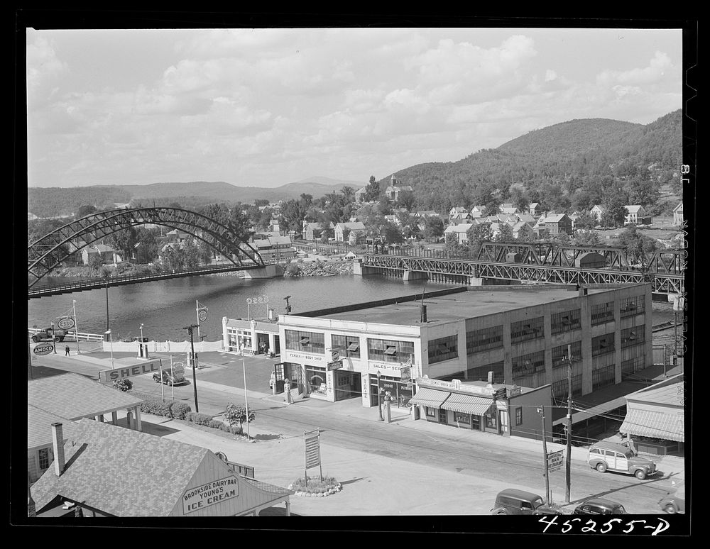 Bellows Falls, Vermont, and on the far side of the river, North Walpole, New Hampshire. Sourced from the Library of Congress.