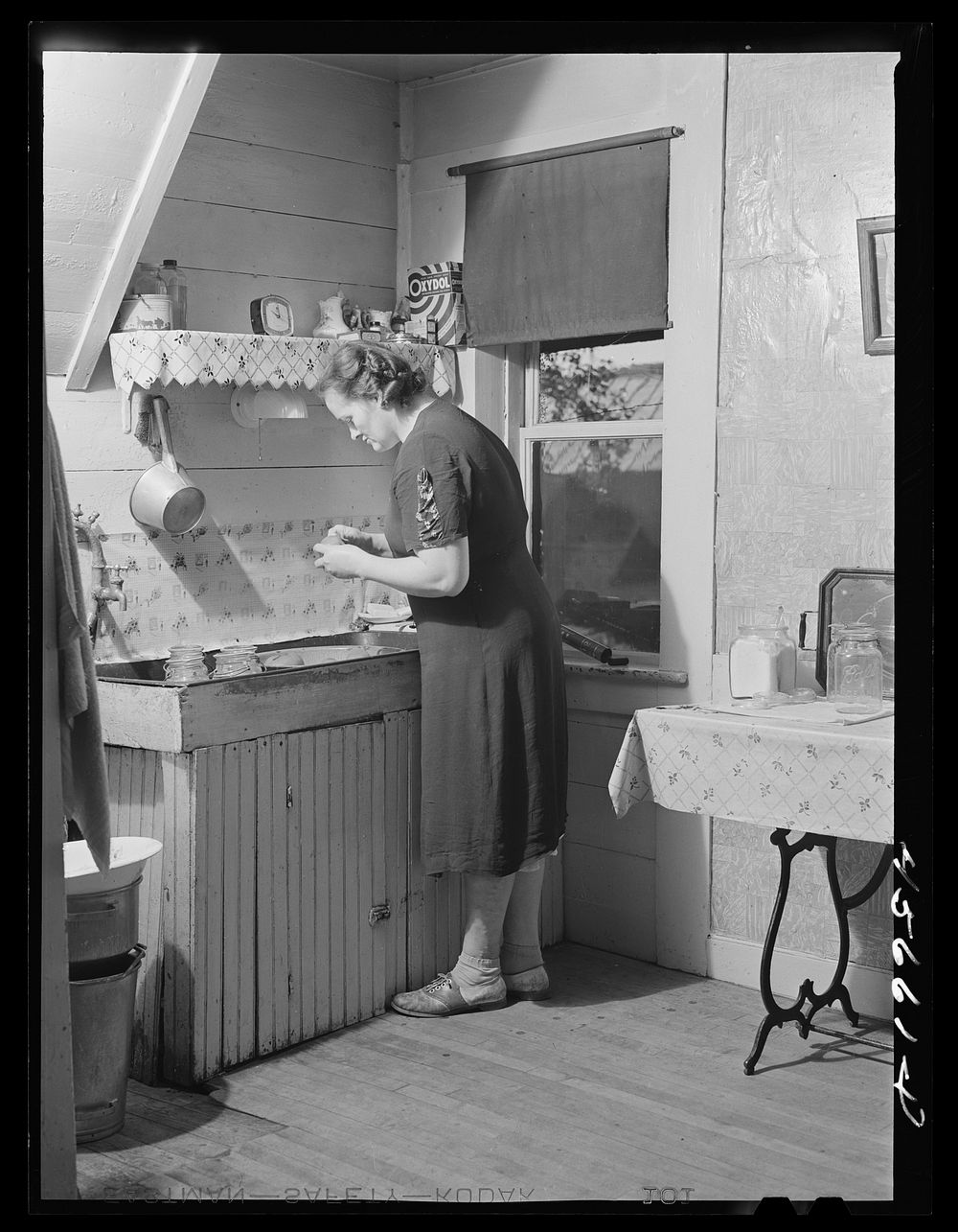 Mrs. W. Gaynor canning tomatoes on their farm near Fairfield, Vermont. Sourced from the Library of Congress.