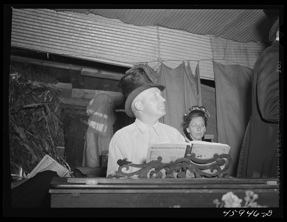 Organist at the old musical at the "World's Fair" at Tunbridge, Vermont. Sourced from the Library of Congress.