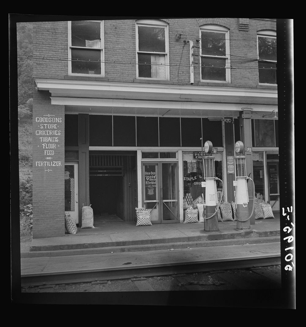 Davey, West Virginia, main store. Sourced from the Library of Congress.