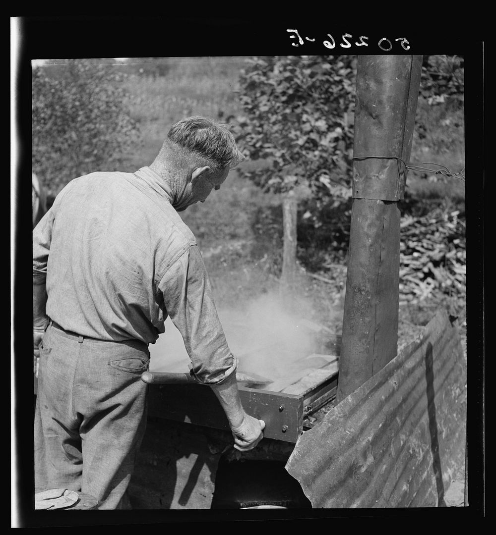 Making molasses from sugar cane. Racine, West Virginia. Sourced from the Library of Congress.
