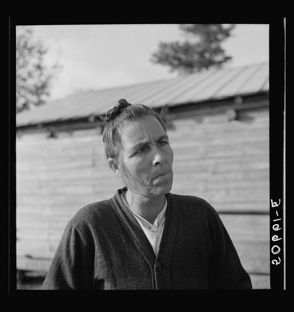 Indian (mixed breed) woman near Pembroke Farms, Maxton, North Carolina. Sourced from the Library of Congress.