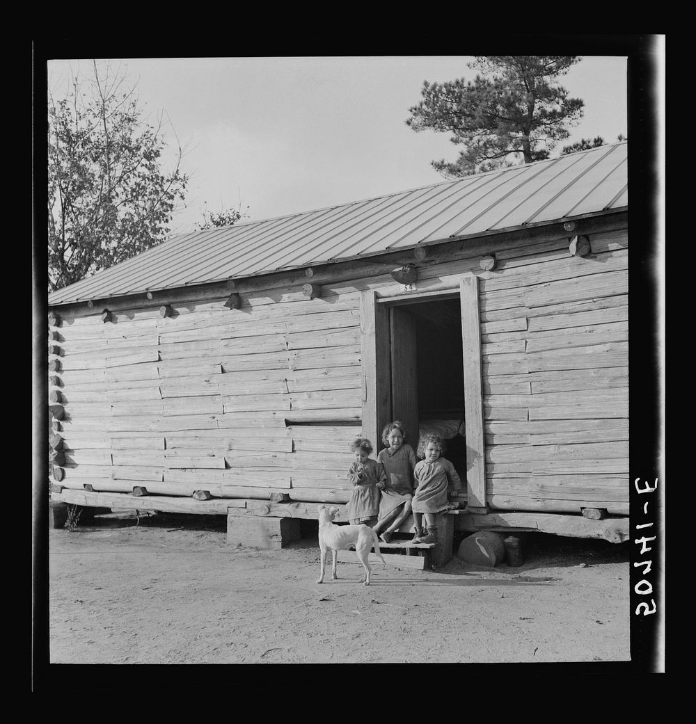 Indian children (mixed breed) near Pembroke, Maxton, North Carolina. Sourced from the Library of Congress.