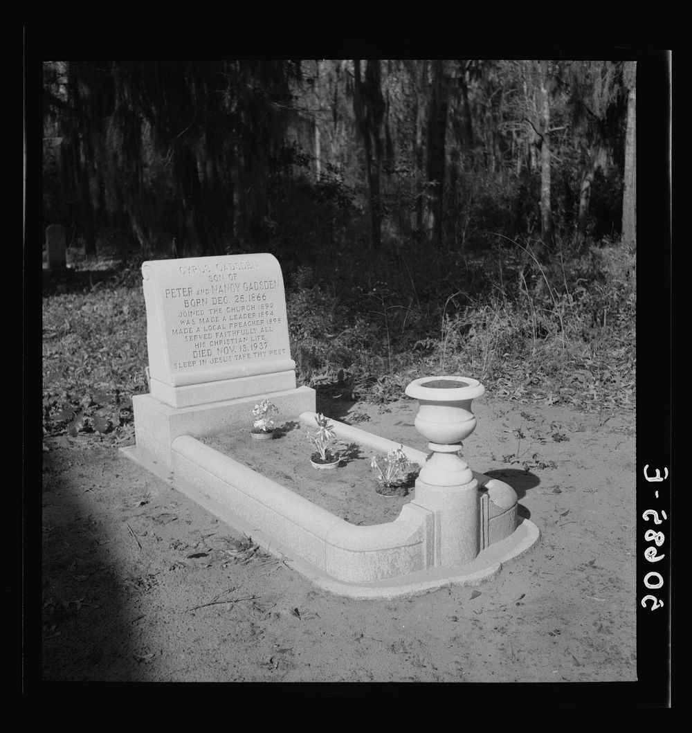 Graveyard in rear of church. Summerville, South Carolina. Sourced from the Library of Congress.