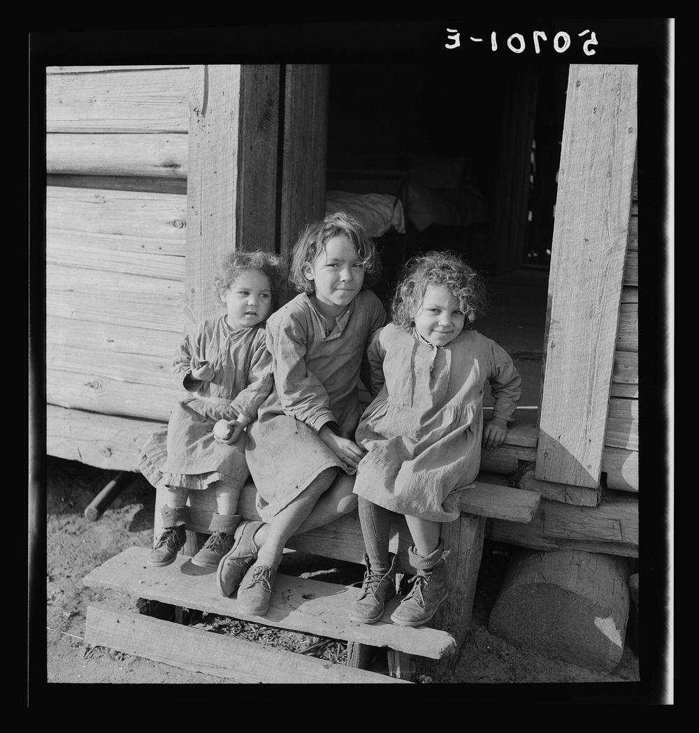 Indian children (mixed breed) near Pembroke Farms. Maxton, North Carolina. Sourced from the Library of Congress.