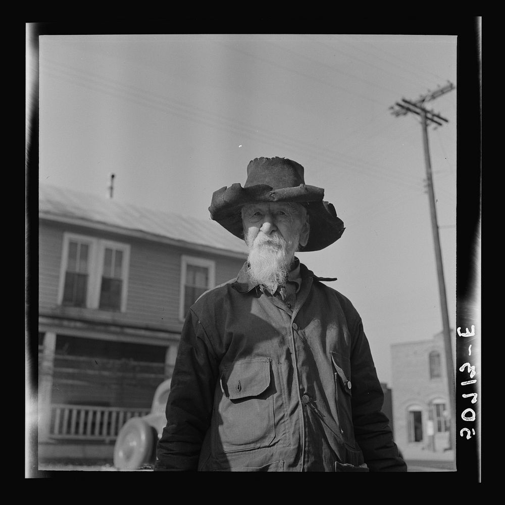 [Untitled photo, possibly related to: Old man near Wadesboro, North Carolina]. Sourced from the Library of Congress.