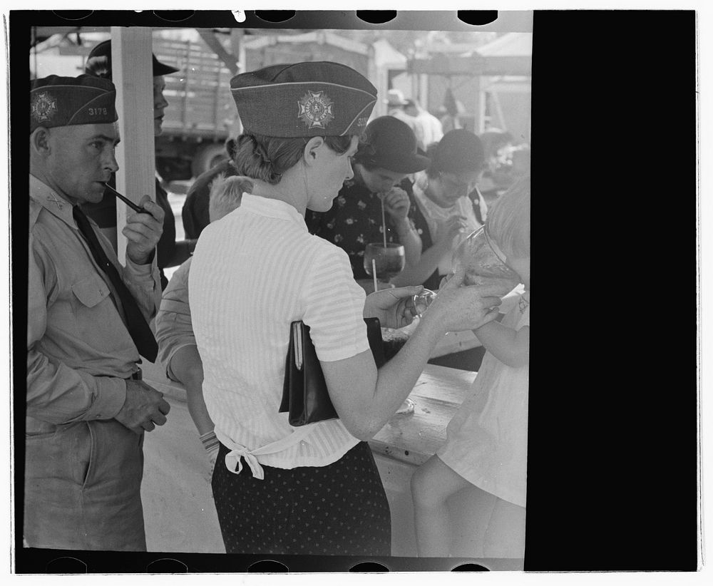[Untitled photo, possibly related to: Concessionaire making a hamburger, state fair, Donaldsonville, Louisiana] by Russell…
