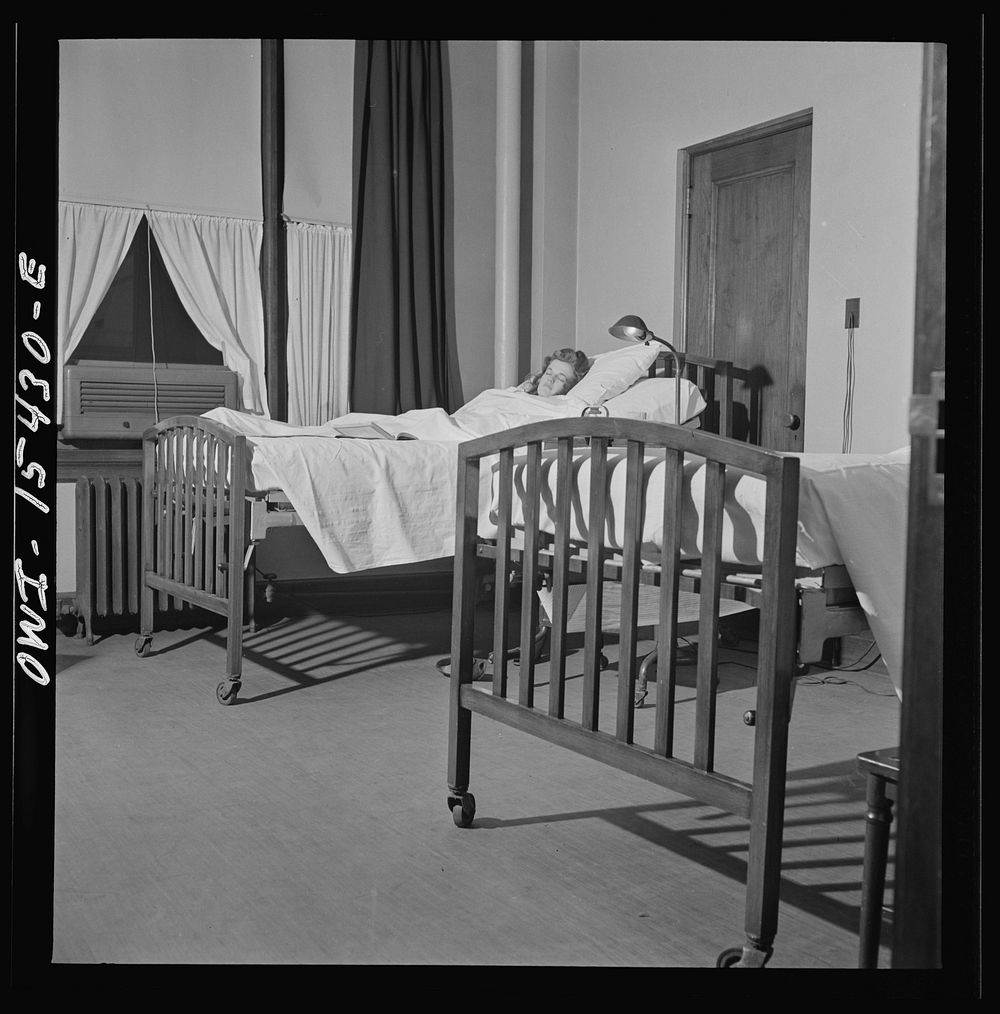 [Untitled photo, possibly related to: Chicago, Illinois. A small hospital for special emergency cases at the Union Station].…