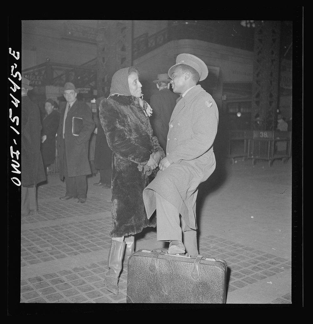 Chicago, Illinois. Soldiers saying goodbye at the train concourse of the Union Station. Sourced from the Library of Congress.